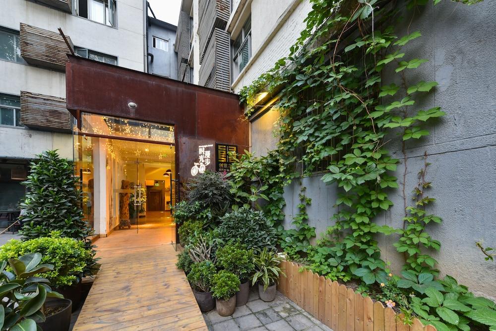 Time Traveller Hotel- Near Yonghe Temple, Ghost Street, Beihai Park, Jingshan Park, Drum Tower, Houhai Bar Street, Tian'anmen Square, Located In Traditional Hutongs, 5 Minutes Away From Subway, Free Laundry Serive 3*