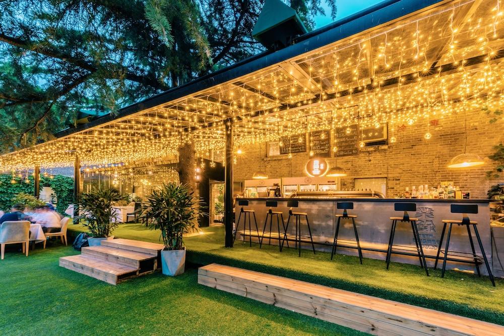 Time Traveller Hotel- Near Yonghe Temple, Ghost Street, Beihai Park, Jingshan Park, Drum Tower, Houhai Bar Street, Tian'anmen Square, Located In Traditional Hutongs, 5 Minutes Away From Subway, Free Laundry Serive Bắc Kinh