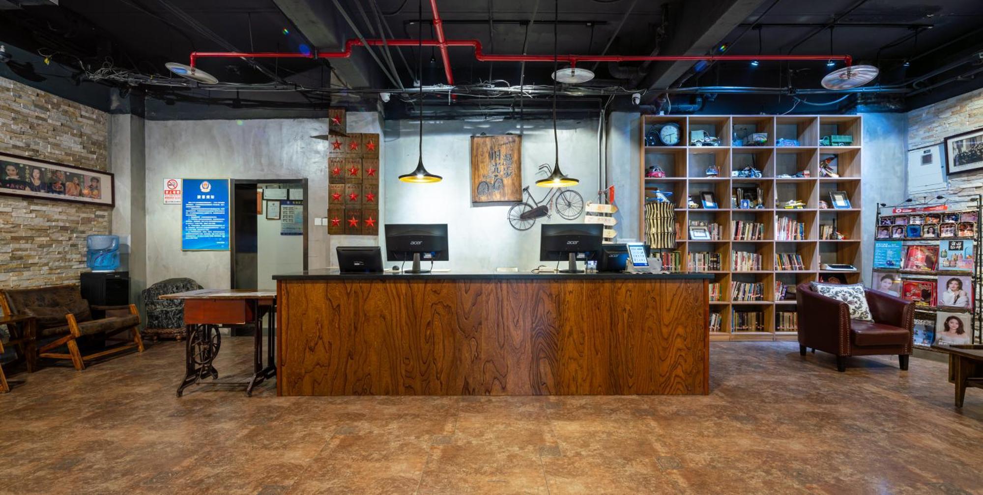 Time Traveller Hotel- Near Yonghe Temple, Ghost Street, Beihai Park, Jingshan Park, Drum Tower, Houhai Bar Street, Tian'anmen Square, Located In Traditional Hutongs, 5 Minutes Away From Subway, Free Laundry Serive