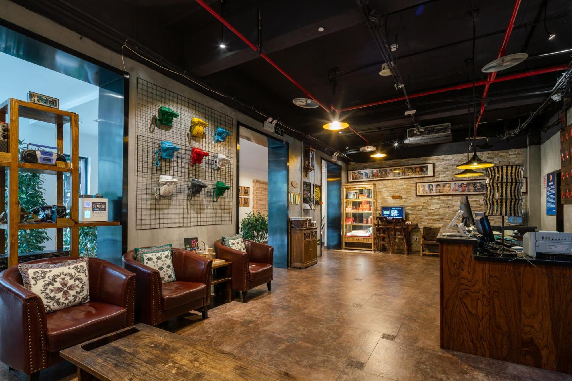 Khách sạn Time Traveller Hotel- Near Yonghe Temple, Ghost Street, Beihai Park, Jingshan Park, Drum Tower, Houhai Bar Street, Tian'anmen Square, Located In Traditional Hutongs, 5 Minutes Away From Subway, Free Laundry Serive