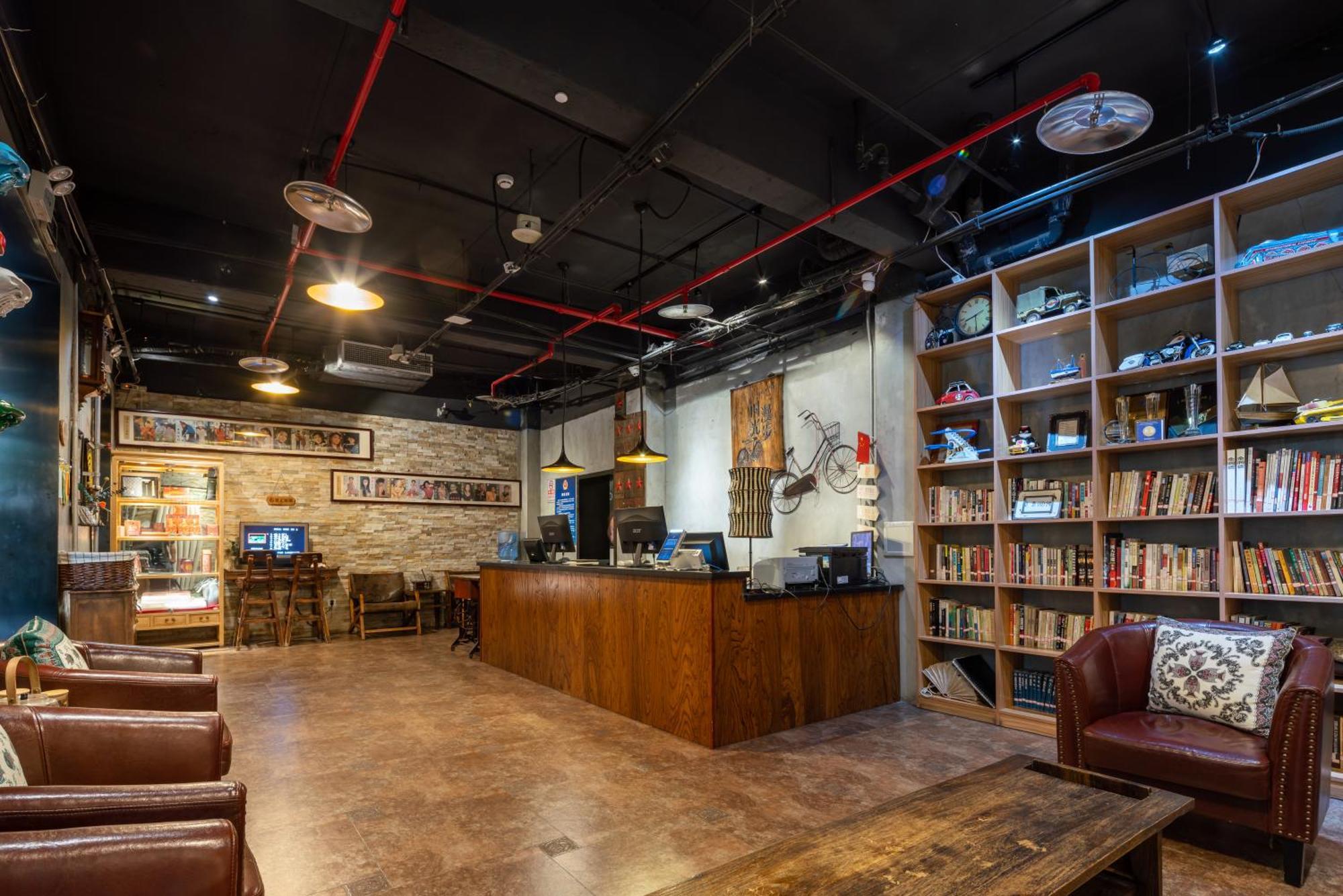 Time Traveller Hotel- Near Yonghe Temple, Ghost Street, Beihai Park, Jingshan Park, Drum Tower, Houhai Bar Street, Tian'anmen Square, Located In Traditional Hutongs, 5 Minutes Away From Subway, Free Laundry Serive Bắc Kinh
