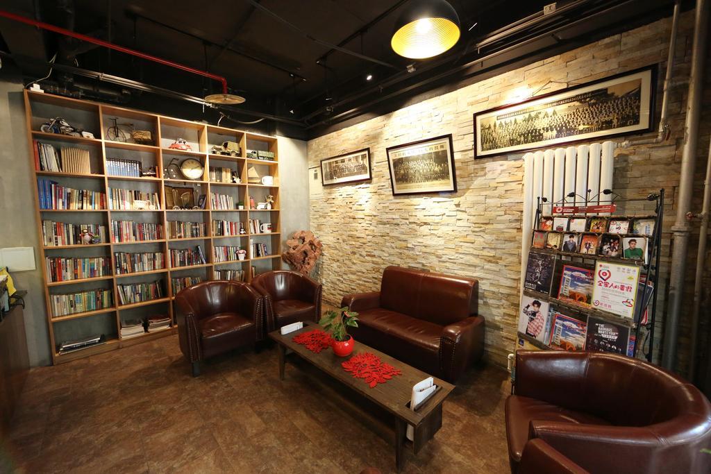 Time Traveller Hotel- Near Yonghe Temple, Ghost Street, Beihai Park, Jingshan Park, Drum Tower, Houhai Bar Street, Tian'anmen Square, Located In Traditional Hutongs, 5 Minutes Away From Subway, Free Laundry Serive